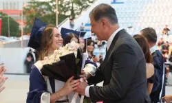Başkan Tugay, eşinin mezuniyet sevincine ortak oldu
