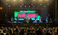 İzmir Çim Konserleri ağustos programıyla sürecek