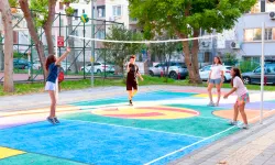 Çocukların talebi karşılık buldu: Konak'taki parka voleybol sahası yapıldı