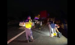 Emniyet şeridindeki TIR'a çarpan otomobilde 2 kişi hayatını kaybetti