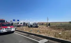 Feci kaza: Kamyonla çarpışan otomobilde 2 ölü, 3 yaralı