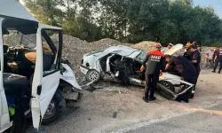 Feci kaza: Otomobil ile minibüs çarpıştı, ölü ve yaralılar var!