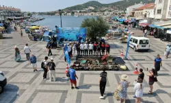Foça'da deniz dibi temizliğinde çıkarılan atıklar meydanda sergileniyor