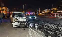 Hafif ticari araç ile iki motosiklet çarpıştı: 1 kişi hayatını kaybetti