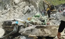 Hindistan'da dev kayalar taksiyi ezdi: 13 kişi hayatını kaybetti