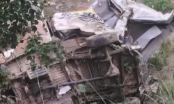 Hindistan'da yolcu minibüsü uçuruma kaydı: 2 ölü, çok sayıda yaralı var