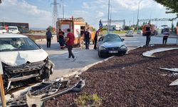 İki otomobil çarpıştı: Araçlar hurdaya döndü, yaralılar var!