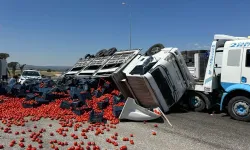 İzmir-Uşak karayolu trafiğe kapandı! Domates yüklü kamyon çekiciden düştü