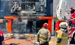 İzmir'de mobilya mağazasında yangın: İş yerinde maddi hasar meydana geldi