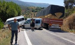 İzmir'de minibüs ile hafif ticari aracın çarpıştığı kazada 12 kişi yaralandı