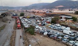 İzmir’de yediemin otoparkında yangın: 62 araç kullanılamaz hale geldi