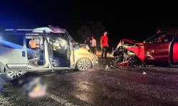 Kafa kafaya çarpışan iki araçta 2 kişi öldü, 4kişi yaralandı