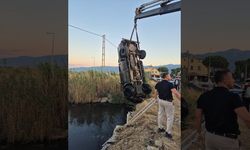 Dere yatağına devrilen kamyonetteki 2 kişi öldü, 1 kişi yaralandı