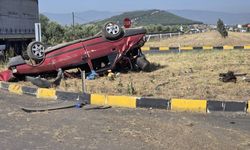 İzmir'de kavşakta kontrolden çıkan otomobil devrildi, sürücü yaralandı