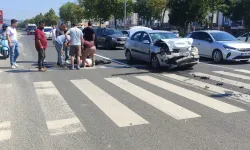 Kırmızı ışıkta bekleyen araca çarptı: 1 kişi yaralandı