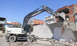 Konak’ta iki kaçak yapı yıkıldı