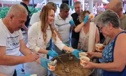 Konak’ta yaklaşık 10 bin kişiye aşure ikram edildi