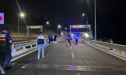 Kontrolden çıkan motosiklet bariyerlere çarptı: Sürücü olay yerinde can verdi