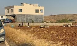 Kontrolden çıkan otomobil evin önünde oturanların arasına daldı: Ölü ve yaralılar var!
