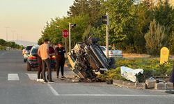 Korkutan kaza: Çarpışmanın şiddetiyle araç paramparça oldu!