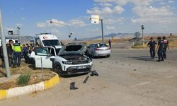Korkutan kaza: İki otomobil hurdaya döndü, yaralılar var!