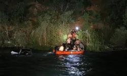 Nehre yuvarlanan otomobilden atladı, yaşam savaşını kaybetti
