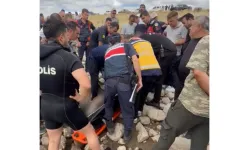 Oltasını almak isterken gölette can verdi