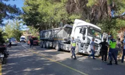 Hafriyat kamyonu ile çarpışan otomobilin sürücüsü hayatını kaybetti