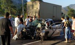 İzmir plaka kamyon ile çarpışan otomobildeki 16 yaşındaki çocuk öldü