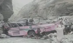 Pakistan'da yolcu otobüsü uçuruma düştü: 40 ölü