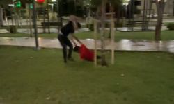 Parkta kavga kamerada: Arkadaşını yere yatırıp defalarca yumrukladı