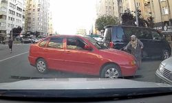 Pes dedirten olay! Sürücü otomobilini yaşlı kadının üzerine sürdü