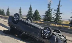 Refüje devrilen otomobilde beşi çocuk 8 kişi yaralandı