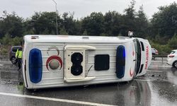 Sağanak sonrası feci kaza: Ambulans hurdaya döndü!