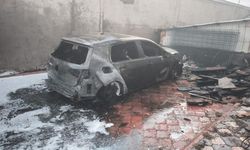 Site otoparkında korkutan yangın! 3 araç demir yığınına döndü