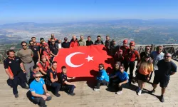 Spil Dağı zirvesindeki Türk bayrağı 15 Temmuz dolayısıyla yenilendi
