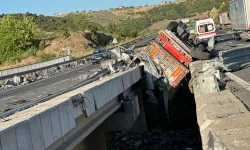 Tır iki köprü arasına devrildi: Sürücü hayatını kaybetti