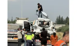 Tırın çarptığı hafif ticari araçta anne ile oğlu hayatını kaybetti
