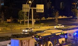 Toplu taşıma otobüsüne arkadan çarpan kamyonet hasar gördü