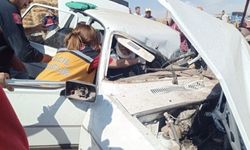 Park halindeki traktöre çarpan otomobildeki 1'i çocuk 3 kişi öldü