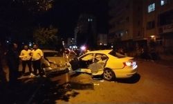 Üç otomobil bir birine girdi: 3'ü ağır 7 kişi yaralandı