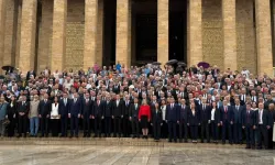 Yeni Parti'nin ilk durağı Anıtkabir oldu: Özel Defter'i imzaladı