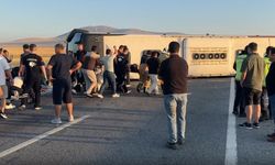 Yolcu otobüsü bariyerlere çarpıp devrildi! Çok sayıda yaralı var