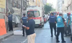 Yıkımı yapılan bina kısmen çöktü; 2 işçi yaralandı