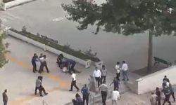 Adliye önünde ortalık karıştı: Tekmeli yumruklu kavga kamerada!