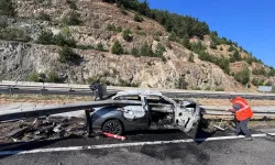 Bariyerlere çarparak alev alan otomobildeki 3 askeri personel yaralandı