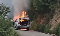 Alevler otomobili sardı, 5 kişilik aile ölümden döndü!