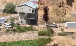 Arazi kavgasında dehşet anları: Kamyonetle çarptığı şahsı metrelerce fırlattı