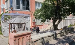 Boşanma aşamasındaki eşine evinin önünde bıçaklı saldırı