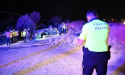 Kontrolden çıkan otomobil aydınnlatma direğine çarpıp takla attı; 1 ölü, 2 yaralı